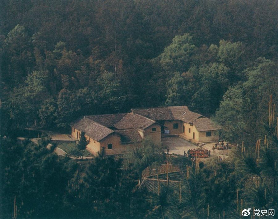 毛澤東故居——湖南省湘潭縣韶山?jīng)_上屋場。1893年12月26日，毛澤東在這里誕生。